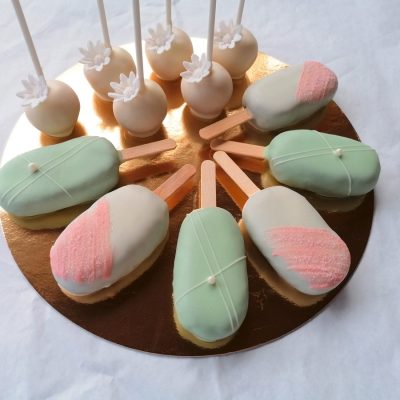 Cakesicles und Cake Pops mint-weiß