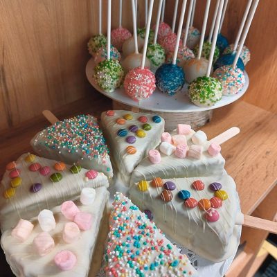 Cake Pops und Cakesicles bunt